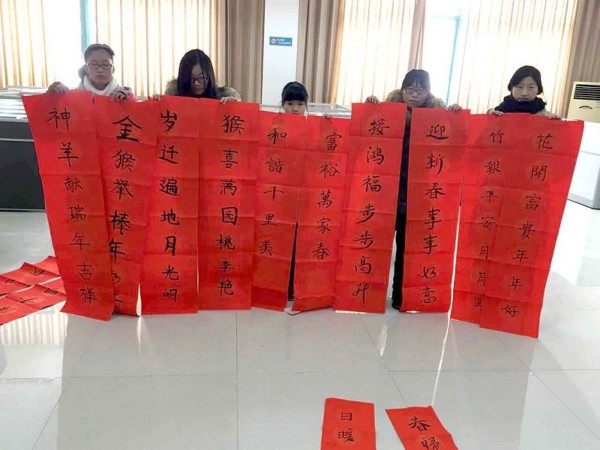 武进区湖塘镇马家巷社区开展小志愿者写春联