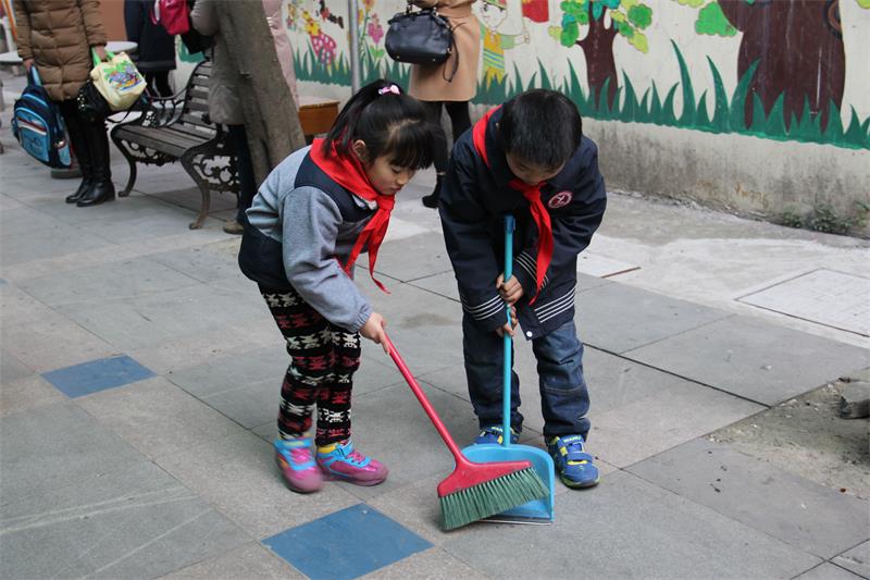 秦淮区游府西街小学生自发看望淮海路社区孤寡